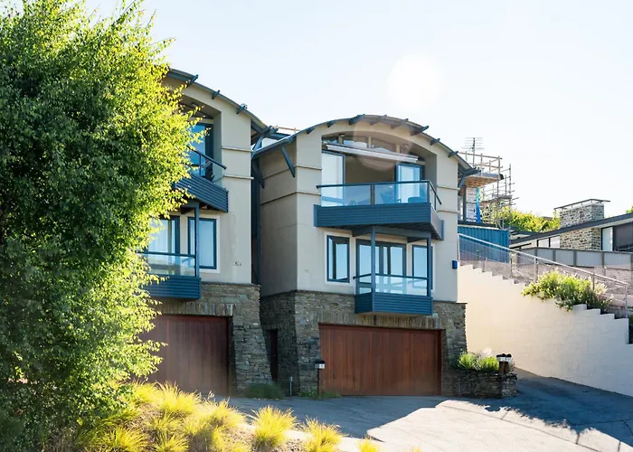 Lakefront Townhouse Apartment