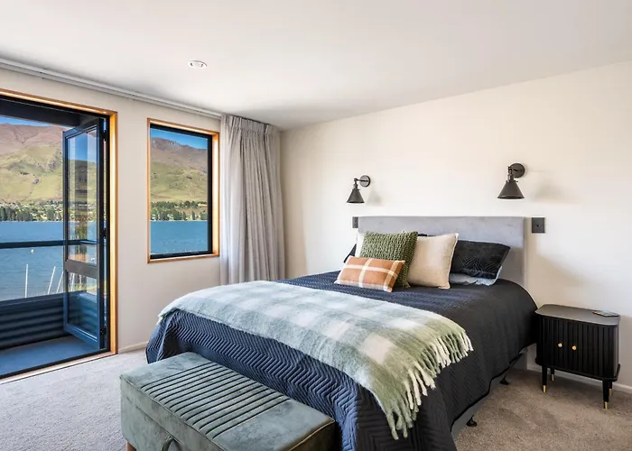 Lakefront Townhouse Apartment
